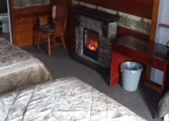 Headwaters Motel hotel thumbnail 8