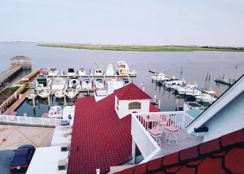Tavern on the Bay Hotel & Marina hotel thumbnail 3