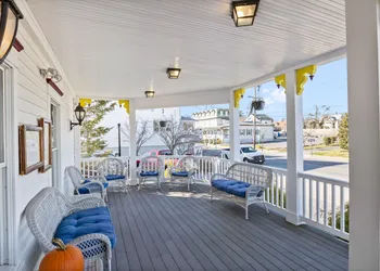 Tavern on the Bay Hotel & Marina hotel thumbnail 7
