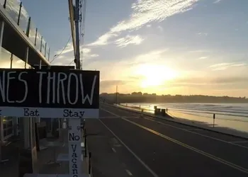 Stones Throw hotel thumbnail 3