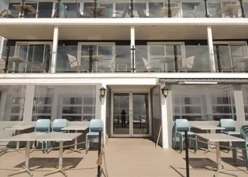 Stones Throw hotel thumbnail 5