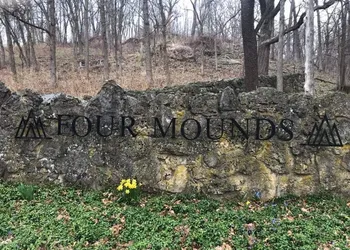Four Mounds Inn hotel thumbnail 5