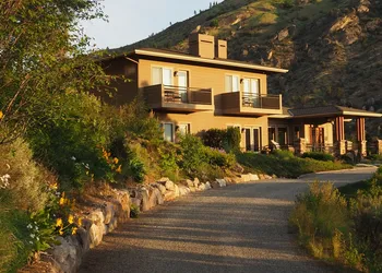 Cascade Valley Inn hotel thumbnail 3