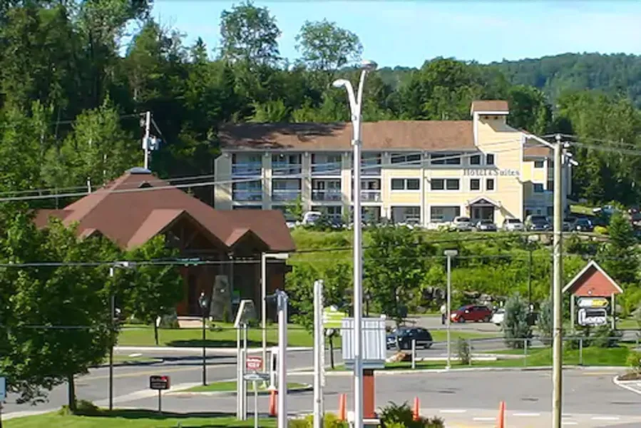 Hotel & Suites Les Laurentides Saint Sauveur hotel detail image 2