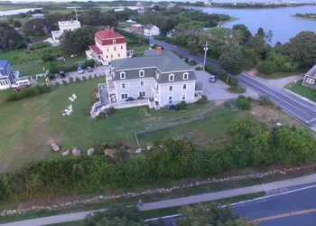 Payne's Harbor View Inn hotel thumbnail 2