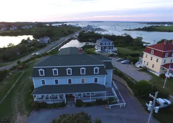 Payne's Harbor View Inn hotel thumbnail 4