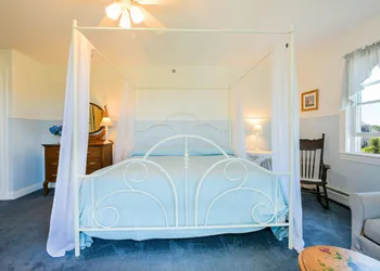 Payne's Harbor View Inn hotel thumbnail 6