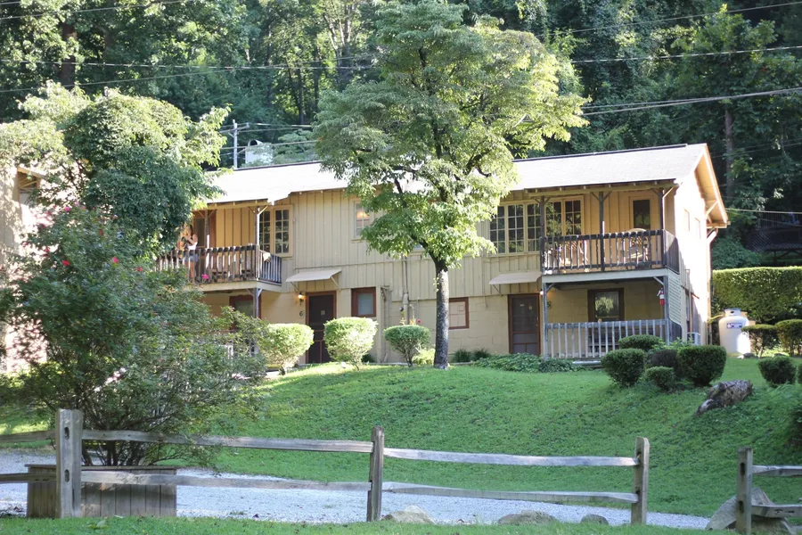 Evening Shade River Lodge and Cabins hotel detail image 6