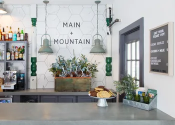 Main and Mountain Bar & Motel hotel thumbnail 4