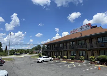 Inn Between The Hedges hotel thumbnail 2