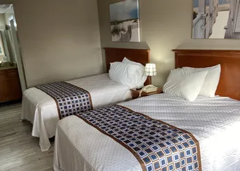 Inn Between The Hedges hotel thumbnail 7