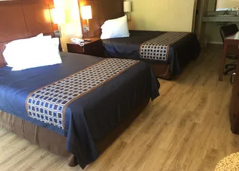 Inn Between The Hedges hotel thumbnail 8