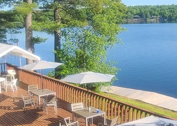 Westwind Inn on the Lake hotel thumbnail 6