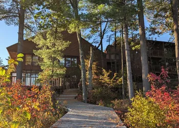 Westwind Inn on the Lake hotel thumbnail 2