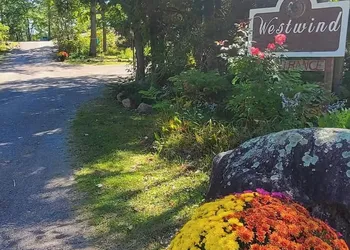 Westwind Inn on the Lake hotel thumbnail 3