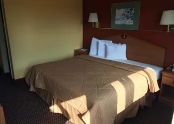 Super 7 Inn hotel thumbnail 7