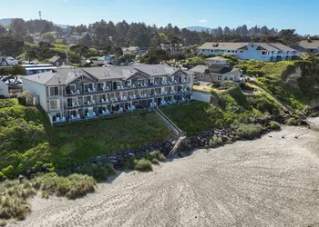 Pelican Shores Inn hotel thumbnail 4