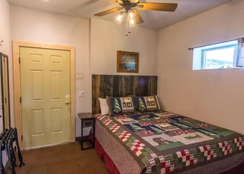 June Lake Motel hotel thumbnail 6