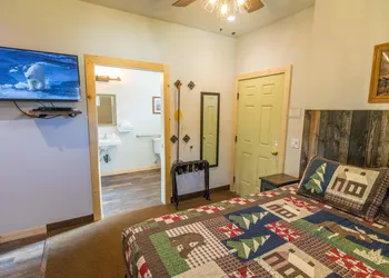 June Lake Motel hotel thumbnail 7