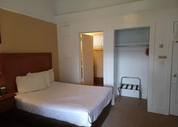 Hickory Grove Motor Inn hotel thumbnail 7