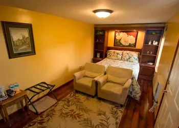 Garden Gate Get-A-Way Bed & Breakfast hotel thumbnail 8