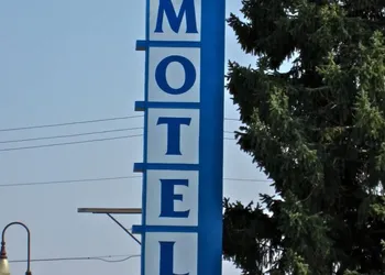 DK Motel hotel thumbnail 2