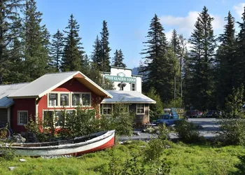 Exit Glacier Lodge hotel thumbnail 7