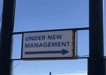 Deluxe Inn Motel hotel thumbnail 2