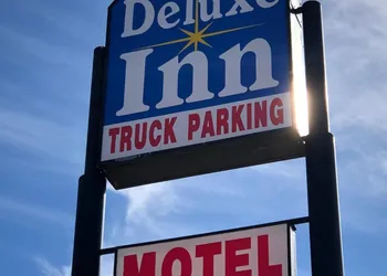 Deluxe Inn Motel hotel thumbnail 3