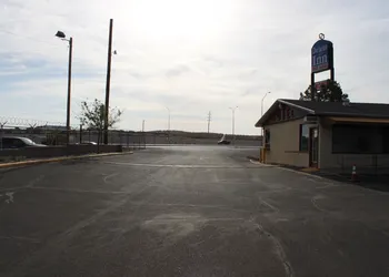 Deluxe Inn Motel hotel thumbnail 4