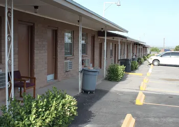 Deluxe Inn Motel hotel thumbnail 5