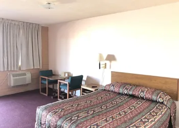 Deluxe Inn Motel hotel thumbnail 6