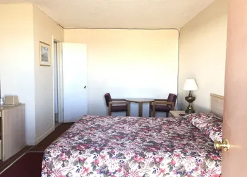 Deluxe Inn Motel hotel thumbnail 7