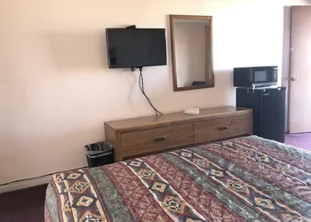 Deluxe Inn Motel hotel thumbnail 8