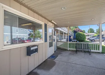 Ludington Pier House hotel thumbnail 7