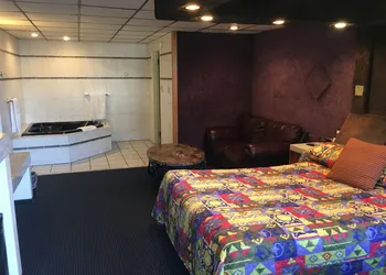 Midway Inn & Suites hotel thumbnail 6