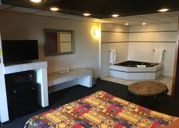 Midway Inn & Suites hotel thumbnail 7