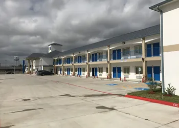 Deluxe Inn & Suites Baytown hotel thumbnail 2