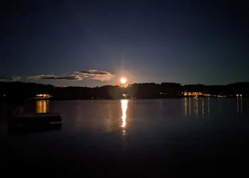 Dixon Lake Resort hotel thumbnail 4