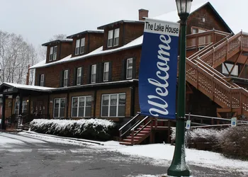 Lake House hotel thumbnail 2
