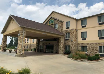 Country View Inn & Suites hotel thumbnail 5