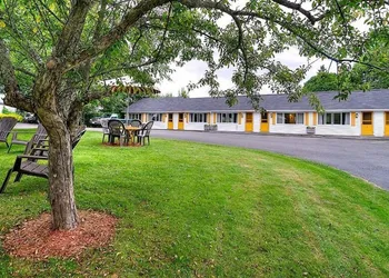 Picket Fence Motel hotel thumbnail 2