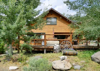 Creekside Lodge at Yellowstone hotel thumbnail 2