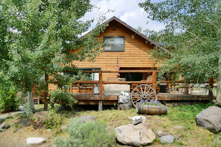 Creekside Lodge at Yellowstone hotel detail image 2