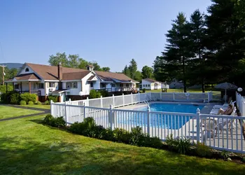 Riverbank Motel and Cabins hotel thumbnail 5