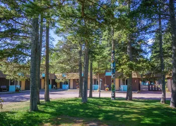 Mountain Pine Motel hotel thumbnail 2