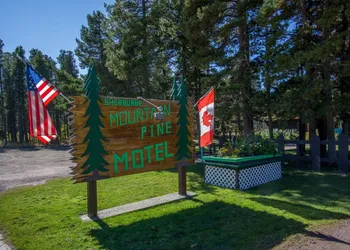Mountain Pine Motel hotel thumbnail 7