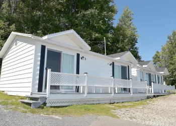 Motels Chalets Flots-Bleus hotel thumbnail 5