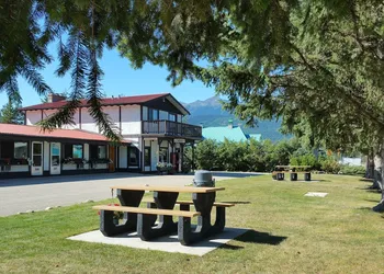 Yellowhead Motel hotel thumbnail 7