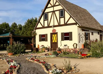 Fernabella's Lodge hotel thumbnail 5